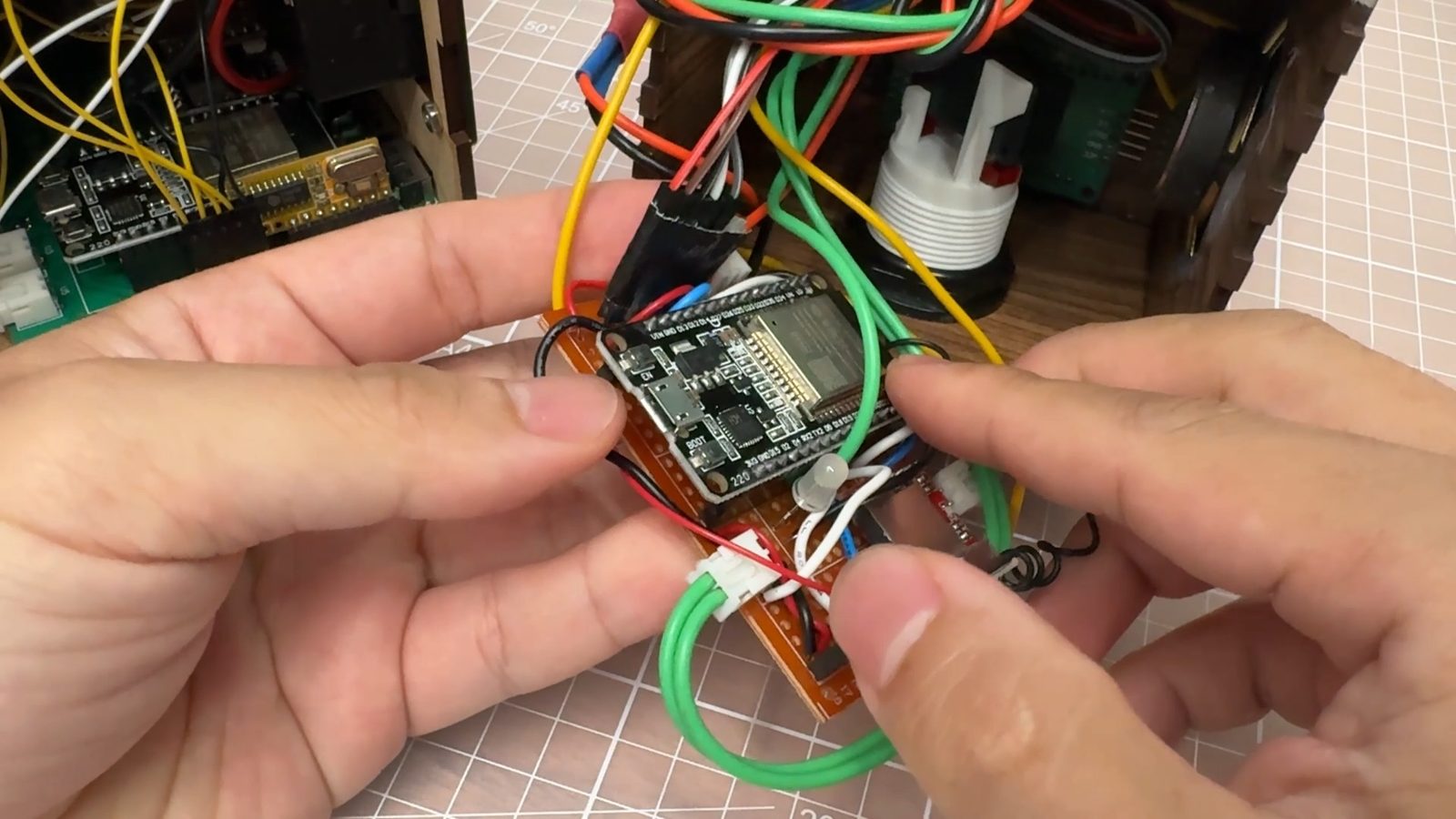內部使用ESP32 以及無線接收設備、MP3撥放模組