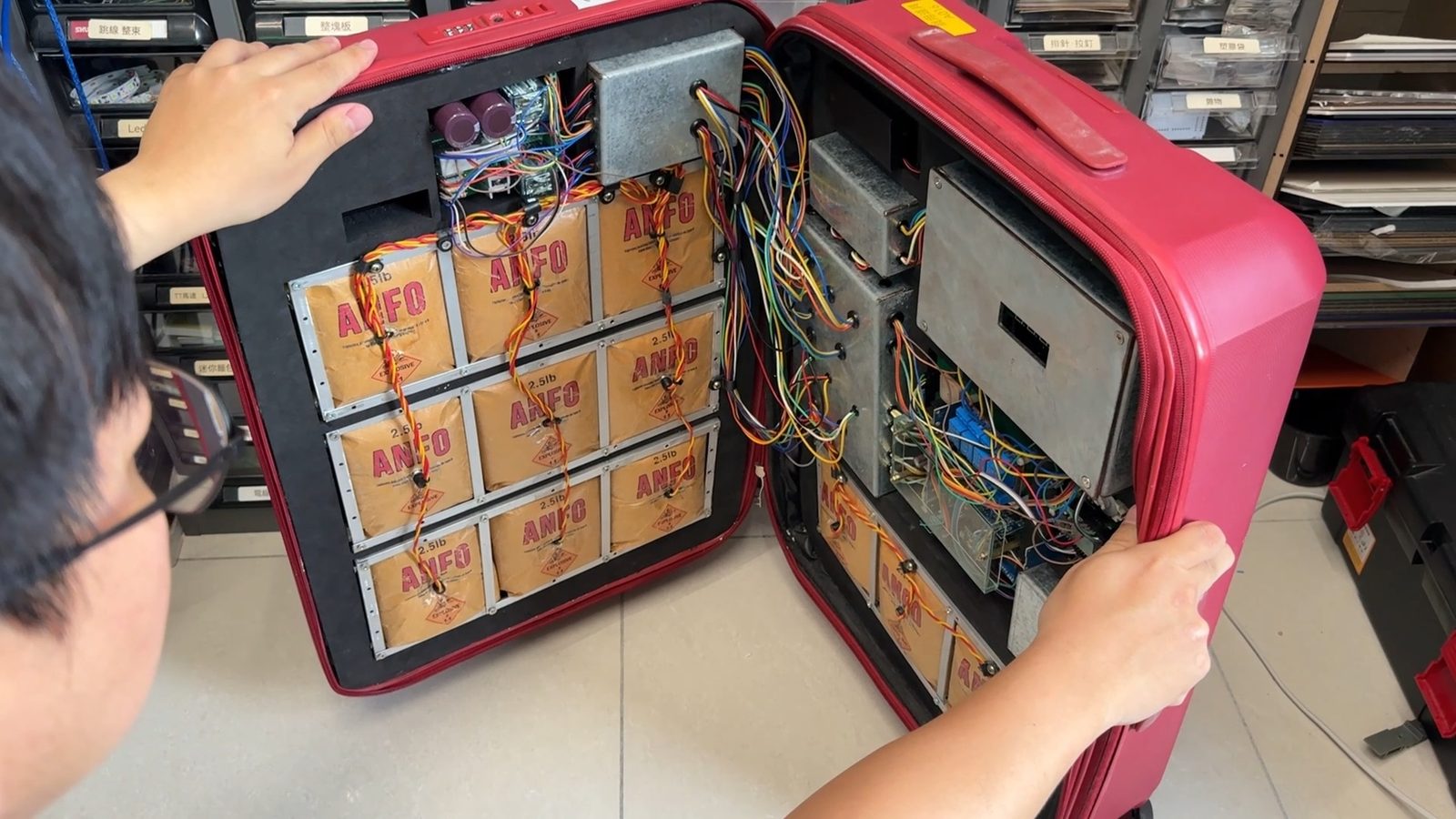 電影中炸彈客在幾年後，製作的行李箱炸彈