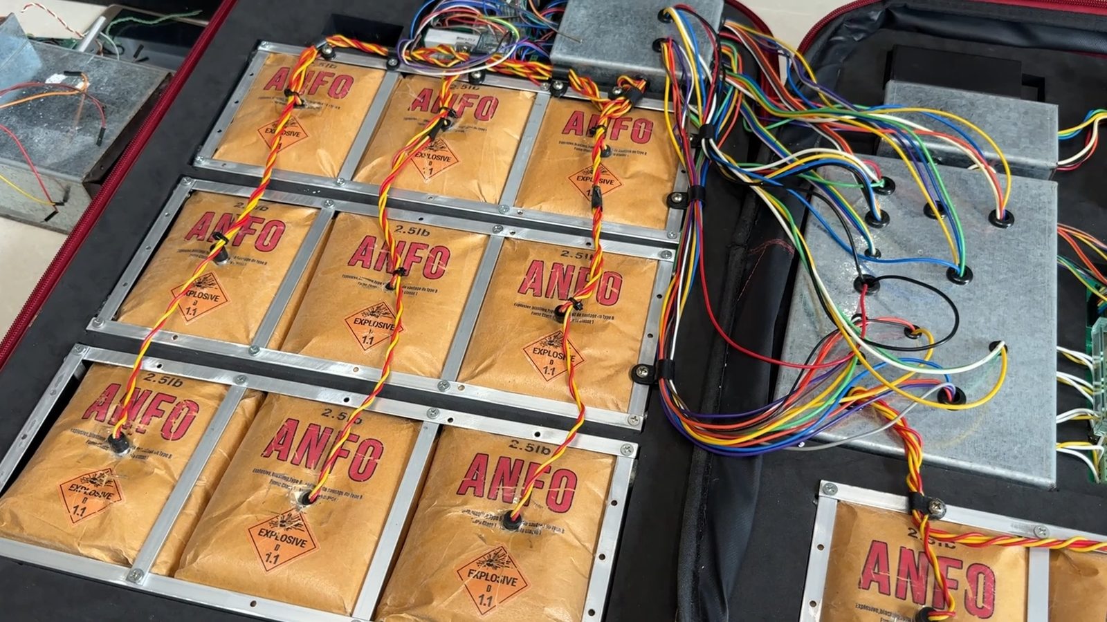 精美的炸藥包與鐵殼，是電影美術組設計，我只負責電子零件的部分