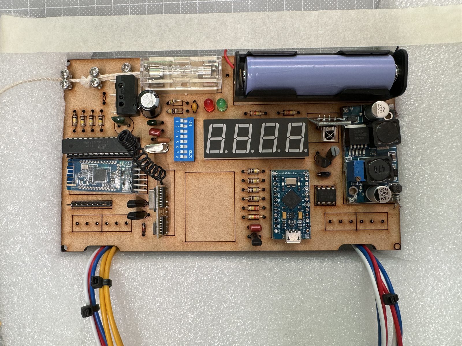製作PCB之前，先用木板擺拍，與電影公司確認視覺效果