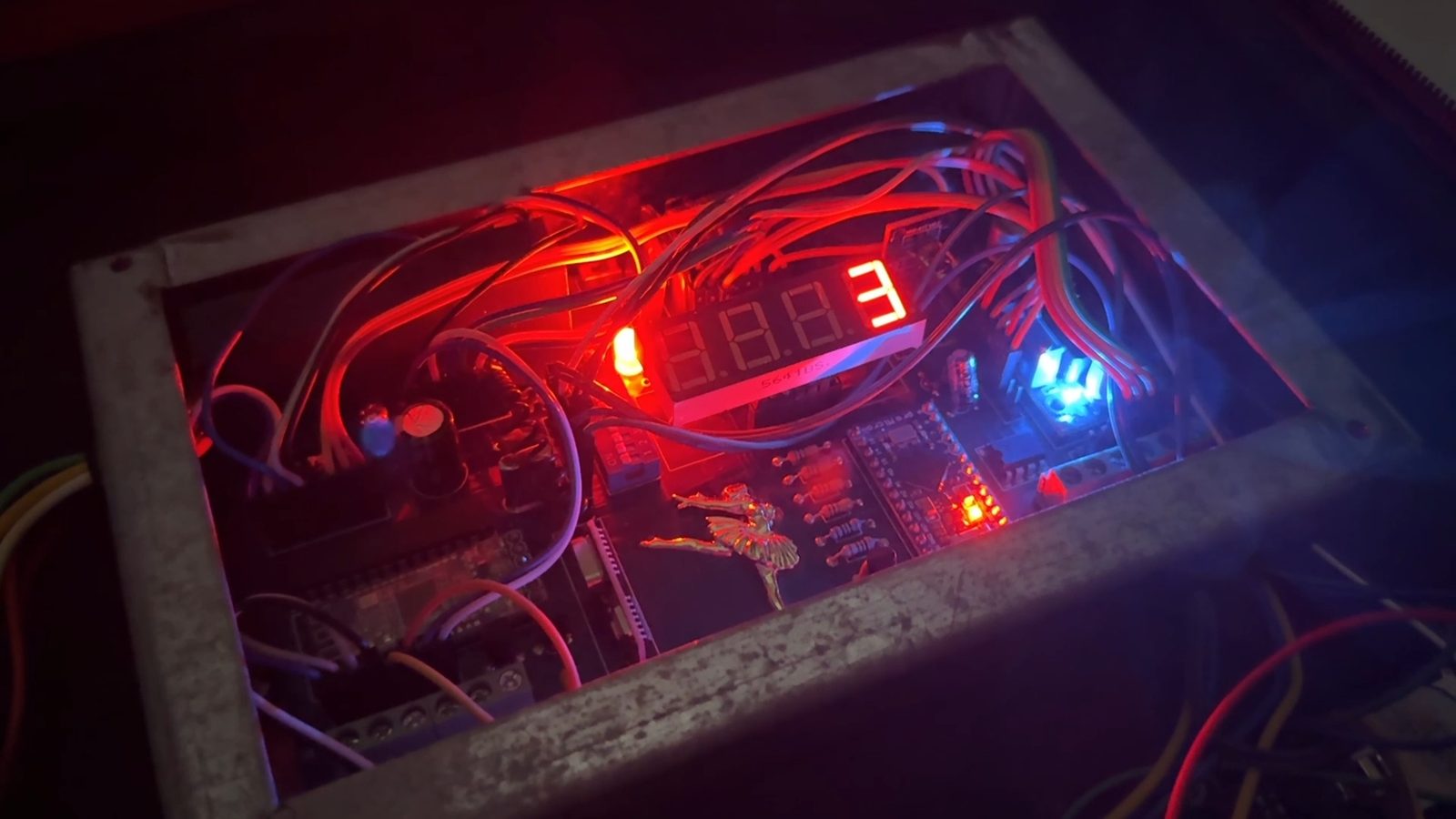 上面的7段顯示器，是真的能夠運作的喔