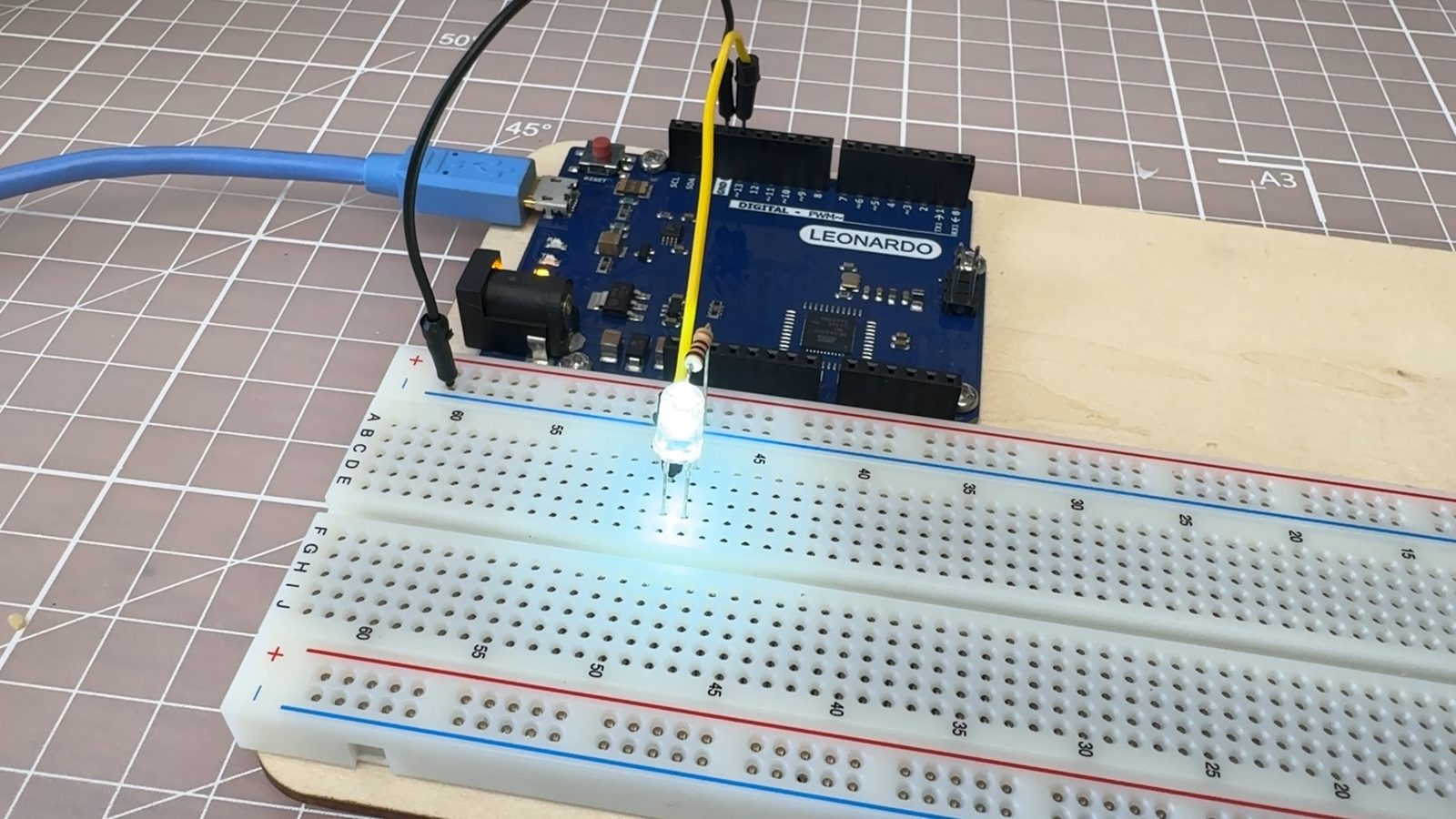 遙控炸彈的原理，其實像是用Arduino讓LED燈點亮